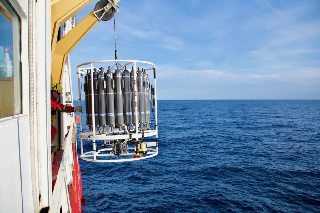 Using colored dissolved organic matter fluorescence to trace Pacific-derived water in the Eastern Canadian Arctic 